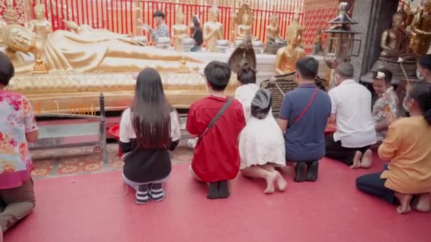 Chiang Mai Thailand November 2020 Kvinnor Som Ber Templet Wat — Stockvideo