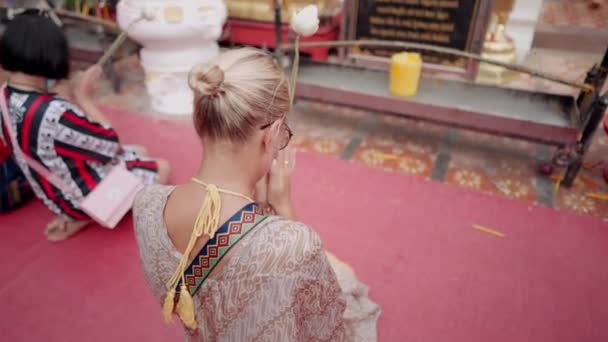 Γυναίκα Προσεύχεται Στο Ναό Wat Phrathat Doi Suthep Theravada Βουδιστικός — Αρχείο Βίντεο