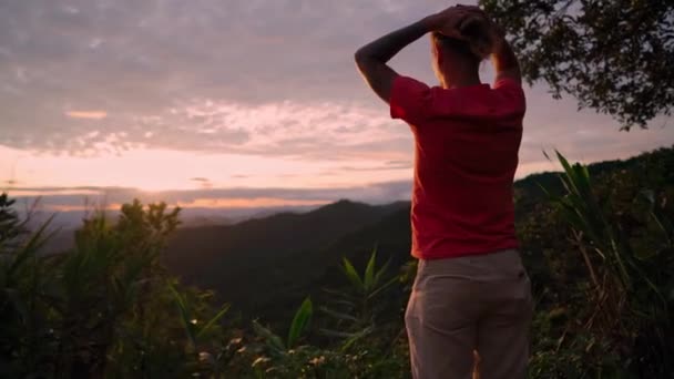 Mann Steht Doi Pui Aussichtspunkt Bei Sonnenuntergang Thailand Hendricks Schuss — Stockvideo