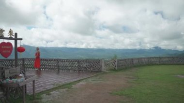 Yun Lai Viewpoint 'te yürüyen bir kadın turist. El kamerasıyla.