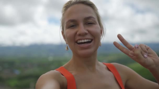 Kobieta Turystka Robiąca Selfie Yun Lai Viewpoint Strzał Ręczny — Wideo stockowe