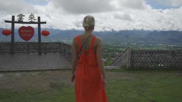 Mulher Turista Andando Miradouro Yun Lai Tiro Portátil — Vídeo de Stock