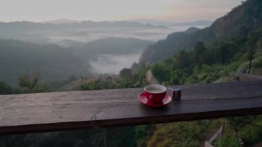 Tayland 'ın kuzeyindeki bir kafede bir fincan kahve. El kamerasıyla.