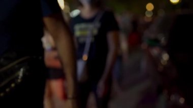 Rengarenk ışığın bulanık odak noktasında gece hayatı yoğun ya da yoğun araba trafiği ve araba hareketleri var. Kalabalık sokak. Loi Krathong festivali