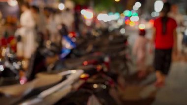 Rengarenk ışığın bulanık odak noktasında gece hayatı yoğun ya da yoğun araba trafiği ve araba hareketleri var. Kalabalık sokak. Loi Krathong festivali