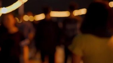 Rengarenk ışığın bulanık odak noktasında gece hayatı yoğun ya da yoğun araba trafiği ve araba hareketleri var. Kalabalık sokak. Loi Krathong festivali