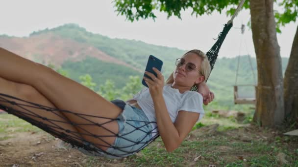 Vrouw Ligt Hangmat Kijkt Telefoon Uitkijkpunt Phangnga District Thailand Handheld — Stockvideo