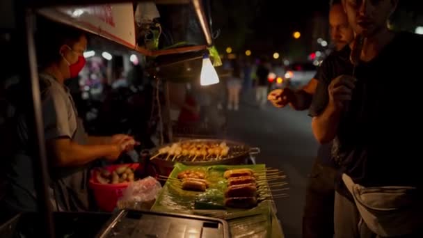 Thailänder Verkaufen Auf Der Straße Traditionelle Nordwürste Handschuss — Stockvideo