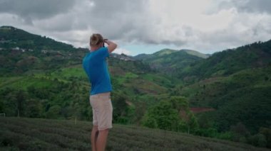 Dağdaki Çay Çiftliği 'nde fotoğrafçı Doi Mae Salong, Chiang Rai, Tayland. El kamerasıyla.