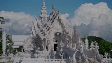 Chiang Rai, Tayland - 17 Temmuz 2020: Wat Rong Khun, Beyaz Tapınak olarak bilinir. Chiang Rai, Tayland. El kamerasıyla.