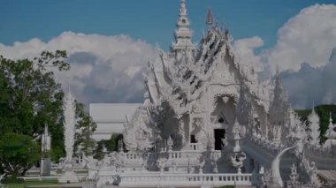 Chiang Rai, Tayland - 17 Temmuz 2020: Wat Rong Khun, Beyaz Tapınak olarak bilinir. Chiang Rai, Tayland. El kamerasıyla.