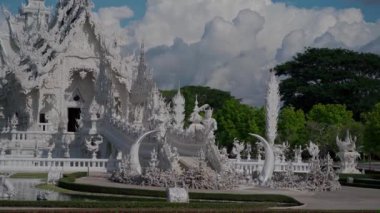 Chiang Rai, Tayland - 17 Temmuz 2020: Wat Rong Khun, Beyaz Tapınak olarak bilinir. Chiang Rai, Tayland. El kamerasıyla.
