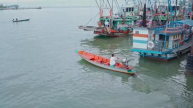 Don Sak, Tayland - 20 Temmuz 2020: Taylandlı adam tekne kullanıyor. El kamerasıyla.