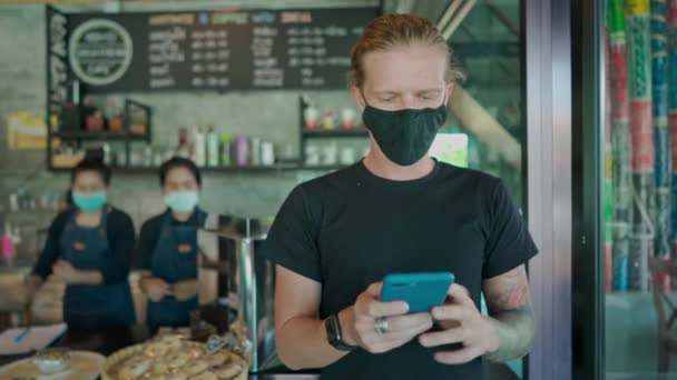 Uomo Maschera Nera Chiacchierando Nel Suo Telefono Caffè Thailandia Colpo — Video Stock