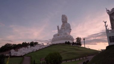 Turuncu elbiseli kadın, Doi Mae Salong, Chiang Rai, Tayland 'daki Tea Plantation' da ağaçların orada yürüyor. El kamerasıyla.