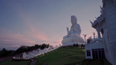 Turuncu elbiseli kadın, Doi Mae Salong, Chiang Rai, Tayland 'daki Tea Plantation' da ağaçların orada yürüyor. El kamerasıyla.