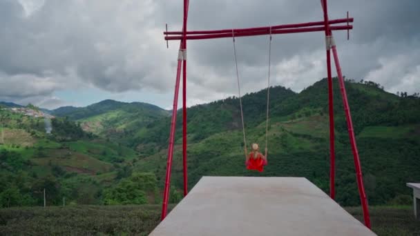 Woman Swinging Swing Tea Plantation Mountain Doi Mae Salong Chiang — Stock Video