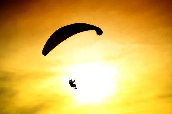 Silhouette of parachute on sunset — Stock Photo, Image