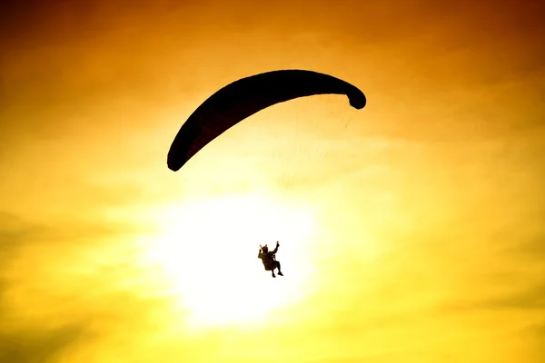 Paraşüt Sunset'teki silüeti — Stok fotoğraf