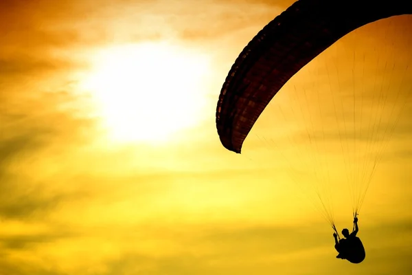 Paraşüt Sunset'teki silüeti — Stok fotoğraf