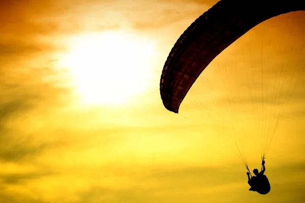 Silhouette des Fallschirms bei Sonnenuntergang — Stockfoto