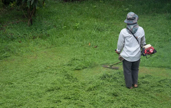 Man cutting grass — Stock Photo, Image