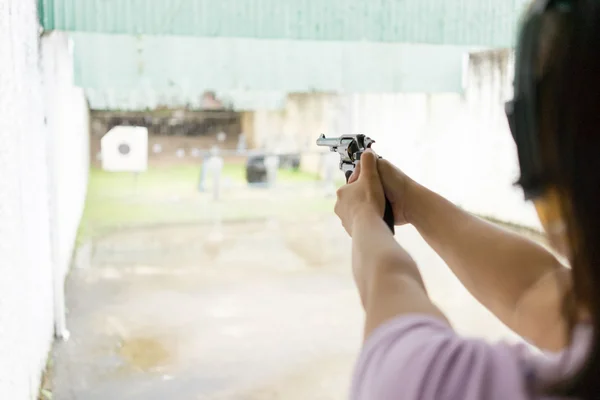 Women shooting target — Stock Photo, Image