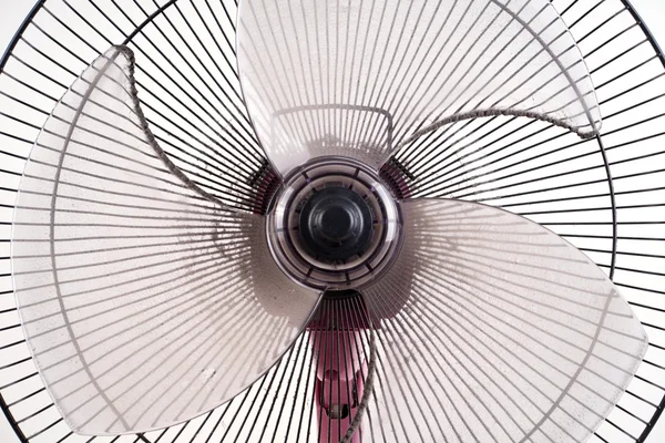 Ventilatore elettrico sporco su sfondo bianco — Foto Stock