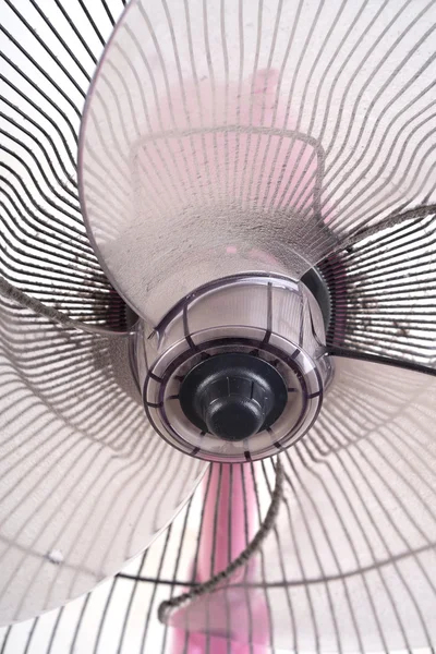Ventilador eléctrico sucio sobre fondo blanco — Foto de Stock