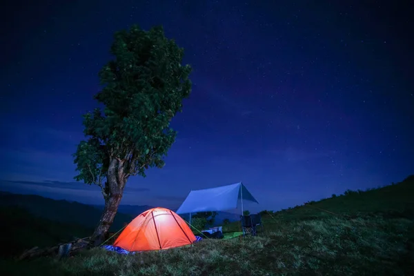 Tente Orange Flamboyante Dans Les Montagnes Sous Ciel Dramatique — Photo