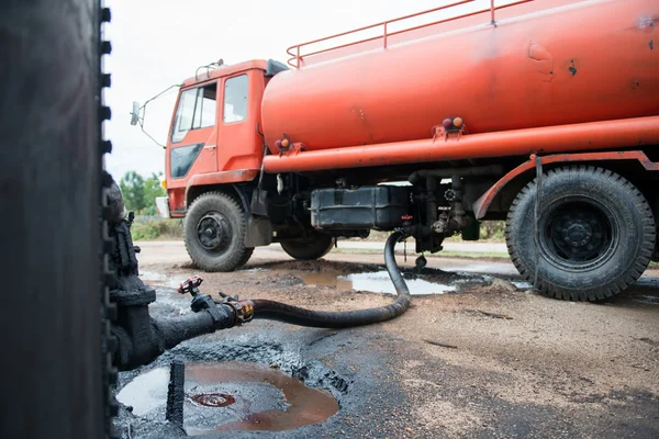 Lastbil överföring råolja från tanken — Stockfoto