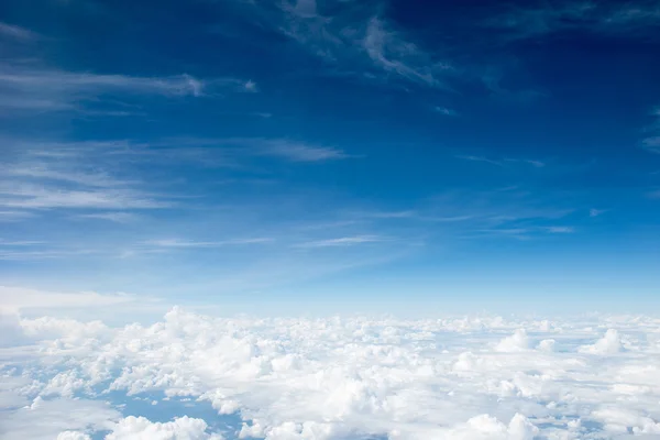 Blauwe lucht met wolken — Stockfoto