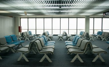 Havaalanı bekleme bölümünde 