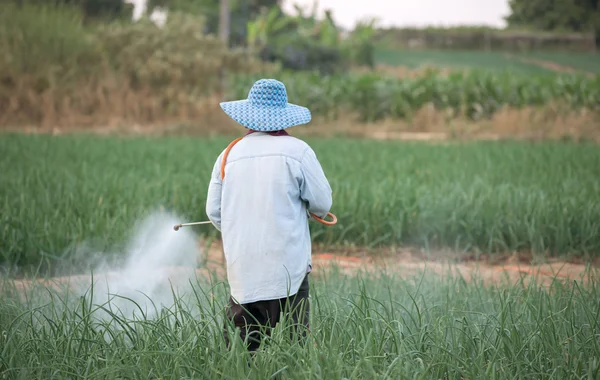 Rolnik rozpylania pestycydów — Zdjęcie stockowe
