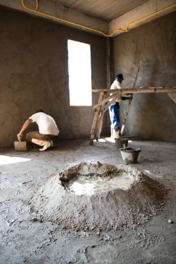 İşçi pastering duvara 