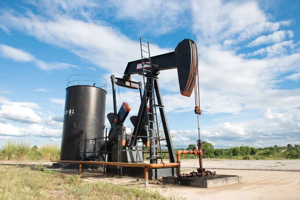 Pumpjack pompowania ropy naftowej — Zdjęcie stockowe