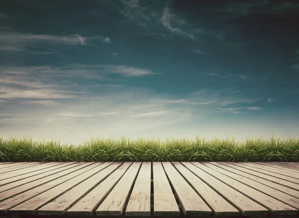 Träterrass och blå himmel — Stockfoto