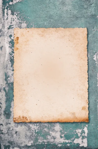 Oud papier op gebarsten betonnen wand — Stockfoto