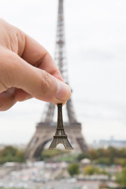 elini tut eiffel modeli
