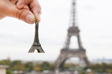 elini tut eiffel modeli
