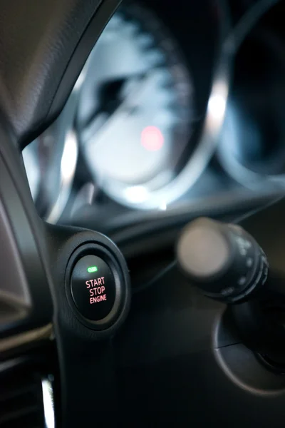 Uruchamianie i zatrzymywanie przycisk w samochodzie — Zdjęcie stockowe