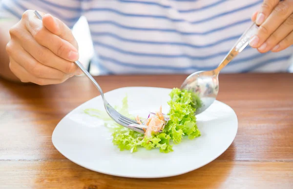 Γυναίκες τρώνε φρέσκια σαλάτα — Φωτογραφία Αρχείου