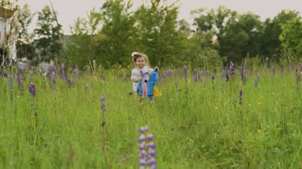 Lifestyle Van Lopend Kind Meisje Met Blauwe Gele Vlag Van — Stockvideo