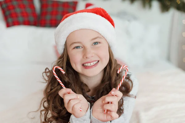 Niña Soñadora Con Sombrero Santa Nochebuena Cree Milagro Navidad Vacaciones — Foto de Stock