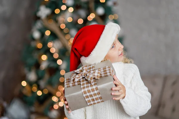Счастливая Взволнованная Девочка Держит Руках Подарочную Коробку Ребенок Дарит Рождественский — стоковое фото
