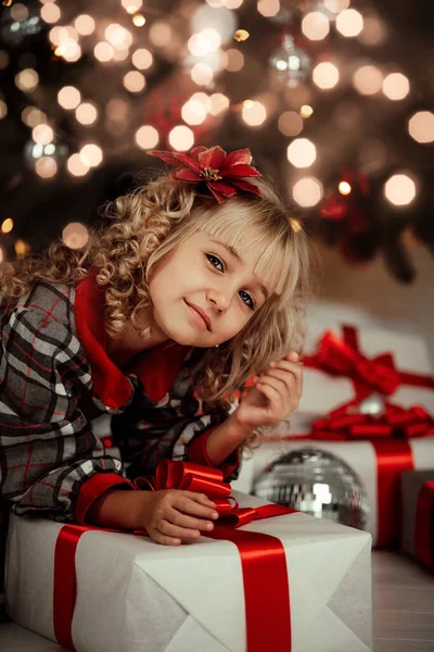 Feliz Menina Animado Criança Segurando Caixa Presente Natal Criança Dando — Fotografia de Stock