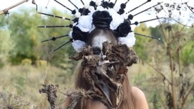 Calavera Catrina 'nın siyah elbiseli portresi. Şeker kafa makyajı. Dia de los muertos. Cadılar Bayramı için korkunç makyajlı genç bir kadının portresi. Meksika Ölüler Günü.