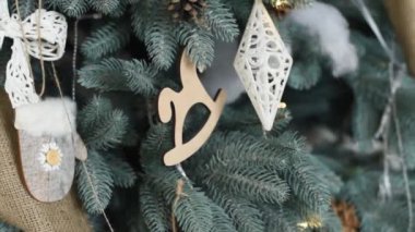 Bulanık, ışıl ışıl ve peri ışığı arka planında dekore edilmiş Noel ağacının yakın çekimi. İyi tatiller. Mutlu yıllar ve Xmas tebrik kartı. Kopyalama alanı, seçici odaklanma. Ağaçta hareket