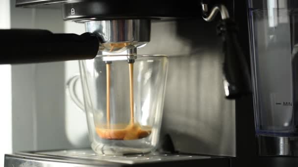 Close Americano Derramando Máquina Café Fluxo Café Moído Fresco Beber — Vídeo de Stock