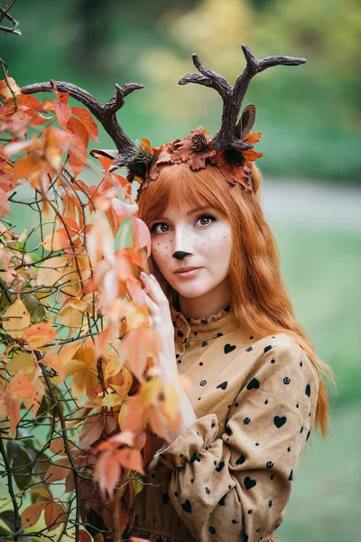 秋天森林里长着鹿角的仙女 人脸彩绘美丽的神秘女人红头发姑娘 大眼睛 迷人的视力 — 图库照片